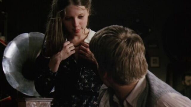 Показала грудь