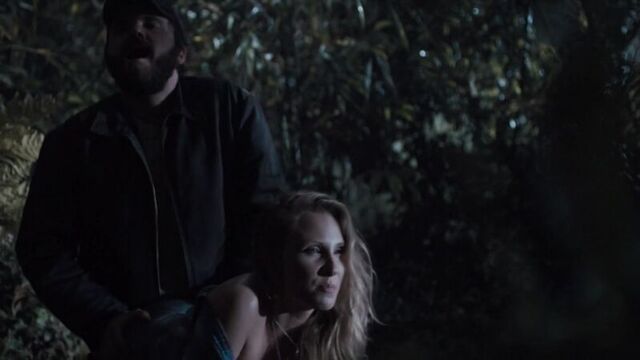 Трахает рачком в лесу