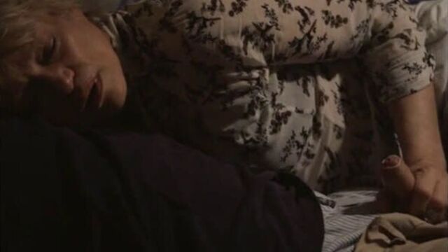 Мать дрочит член сына(инцест сцена из фильма)