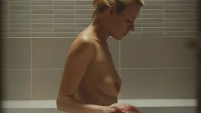 Голая в ванной александра ребенок