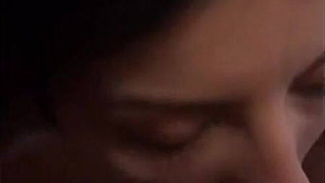 Mide özsuyu istiyorum diyerek kızın gırtlağına kadar sokuyor