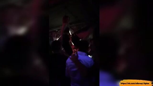 Студентки разделись в ночном клубе