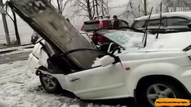 Плита убила машину прыгнув с крыши - россия