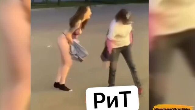 Пьяные школьницы танцуют в нижнем белье по моргенштерна