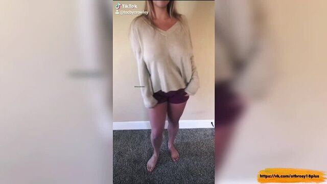 Голый тик-ток - милашка показала свое сексуальное тело