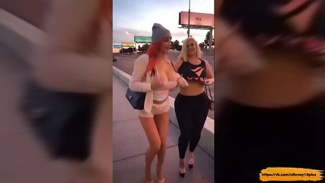 Две сисястые подружки показывают себя на улице