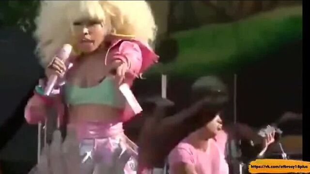 Ники минаж спалила грудь на концерте