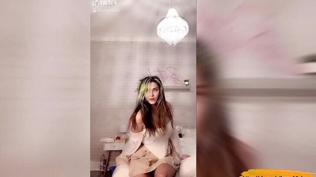 Голый тик-ток - молодая студентка раздевается в прыжке