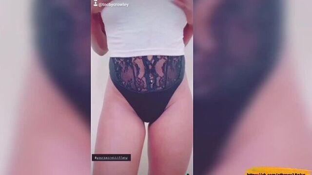 Голый тик-ток - мулатка показывает прикиды