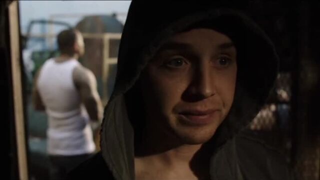 Микки милкович в удалённой сцене 9 сезона сериала «бесстыжие»