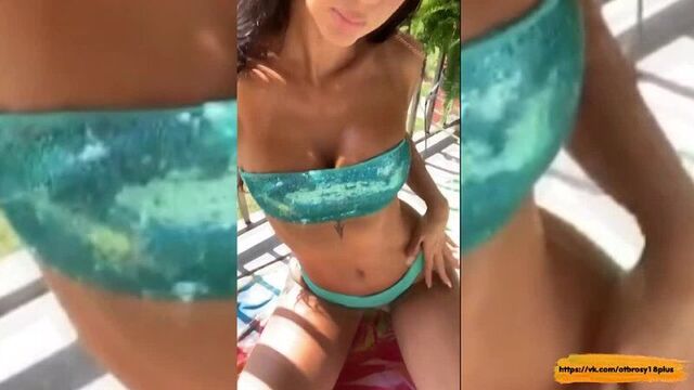 Голый тик-ток - мулаточка показала киску