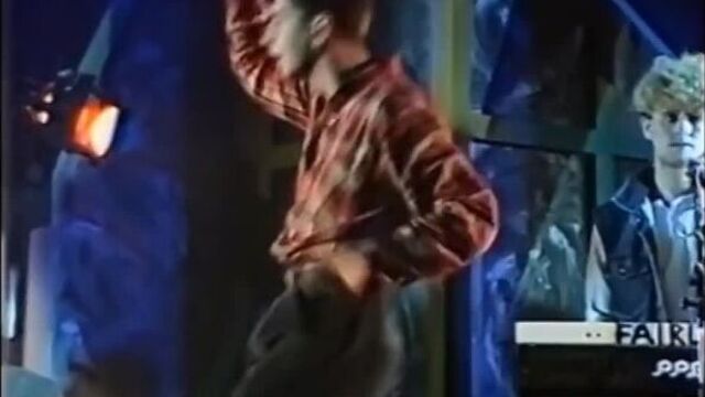 Наливай куме горілки стаканчик бігає по полю весело кабанчик