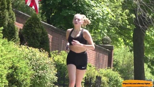 Грудастая спортивная девочка на пробежке в слоумо