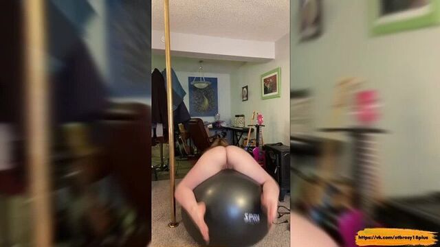 Сексуальный тверк без трусов на мячике
