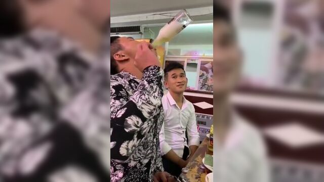 Redditsave.com_feel_bad_for_white_shirt_guy-x9hdmeonlcd81.mp4