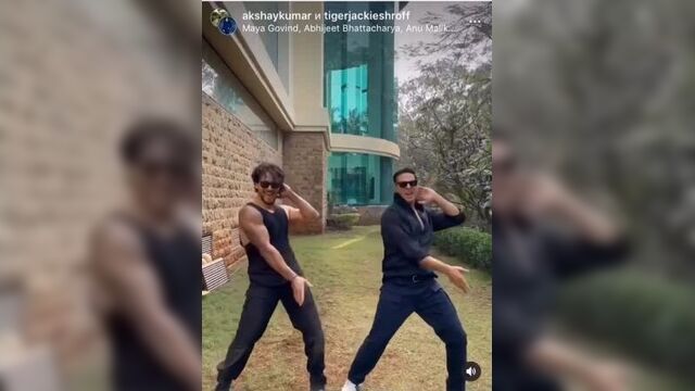 "main khiladi tu anari"