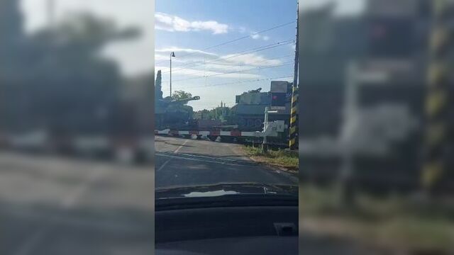 ️большая колонна итальянских 155-мм сау m109l замечена в словакии на пути в украину