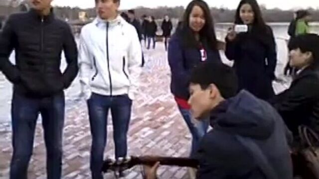 "козы корпеш баян сулу" куни ролан гашыктарга арнап гитара ойнап берди