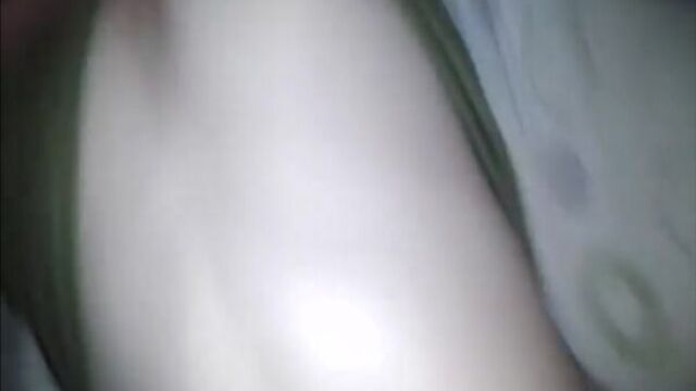 Длинным членом в пизду. аж кончает ему на хуй