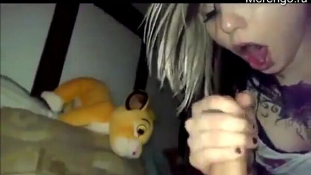 Мелкая эмочка замутила нежный отсосик (home porn sex домашнее любительское порно секс большая грудь сиськи жопа)