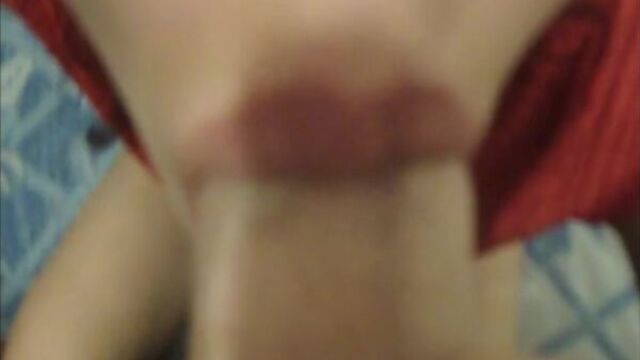 Заглатывает огромный хуй