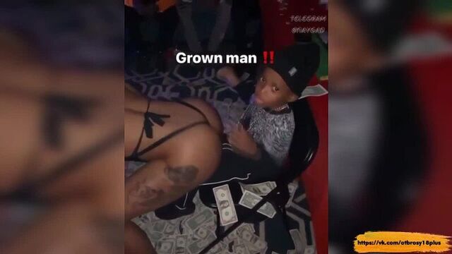 Маленький нигер, деньги и сочная жопа