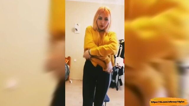 Молодая русская девочка показывает себя голенькой