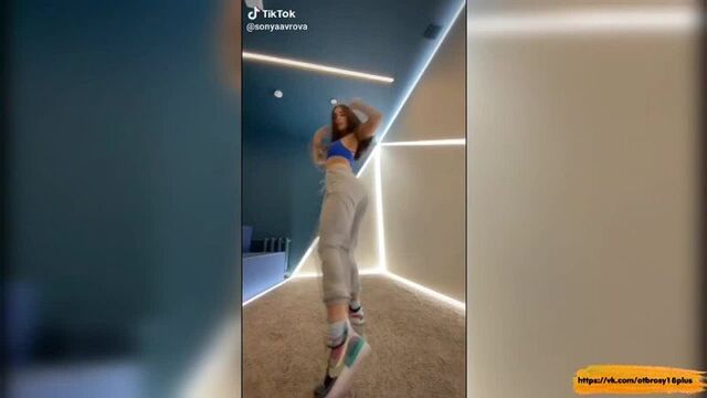 Годный тик-ток - энергичные танцы от милой девочки