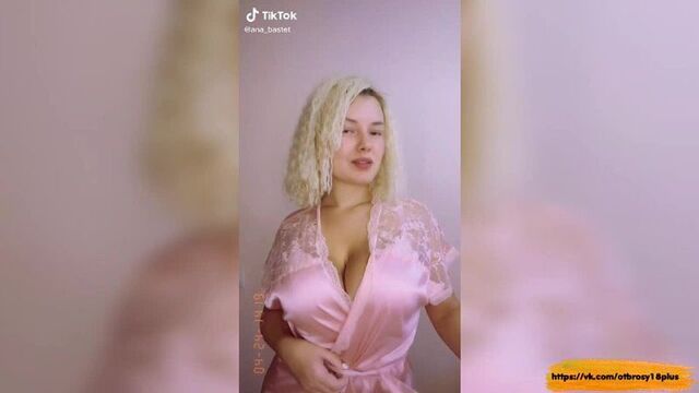 Годный тик-ток - сисястая и заводная мать