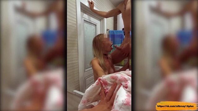 Голый тик-ток - помыла зеркало полируя член