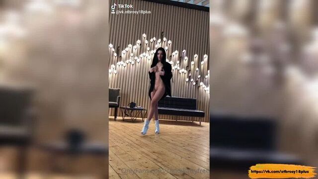 Голый тик-ток - сексуальная модель показала грудь