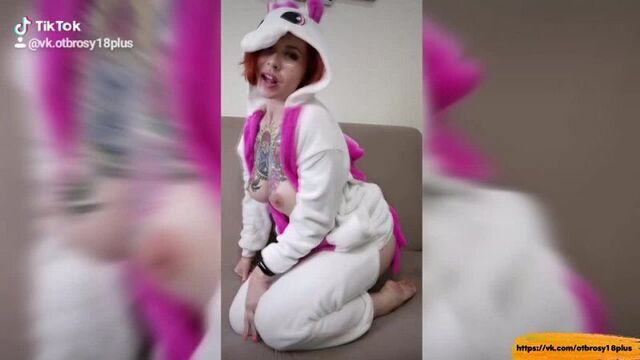 Голый тик-ток - сисястый единорог с татушкой