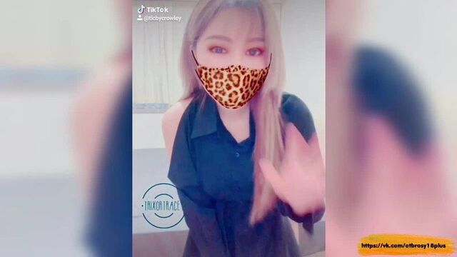 Голый тик-ток - сняла халатик