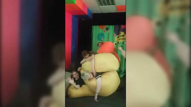 Жесткое гей порно лагерь 18+ ебут гитарой