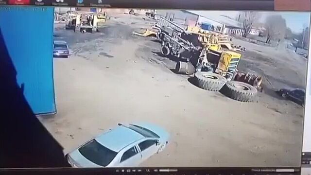 Вот так взрывается колесо от белаза! djn nfr dphsdftncz rjktcj jn ,tkfpf!