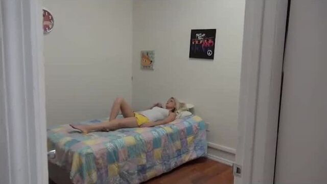 С отчимом занялась сексом [ секс, инцест,порно,отец,отчим, дочь, трусики].mp4