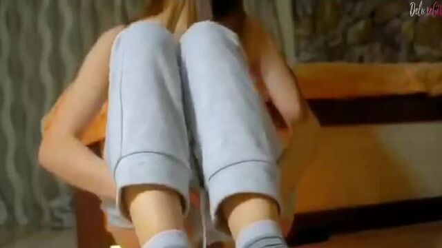 Студентка мастурбирует дома пока нету родителей в перископе.