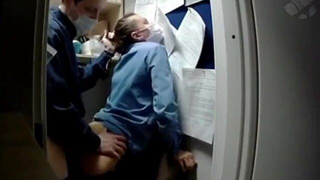 Трахает замужнюю шлюху на работе в ночную смену)