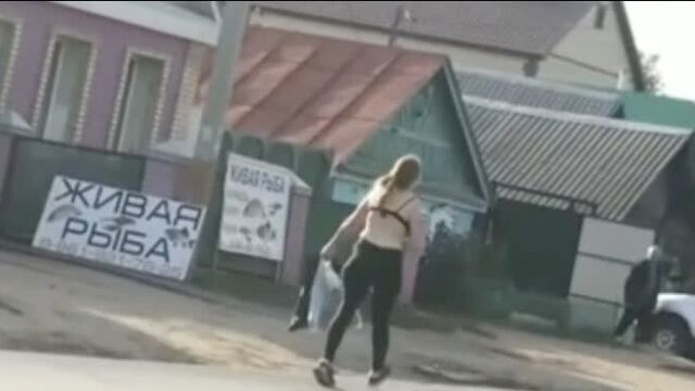 Полуголая девушка ходит по улице