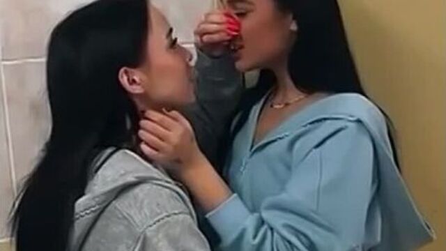 Слив шлюшка амина tenderlybae сосется с лесби подружкой / твои блогерши