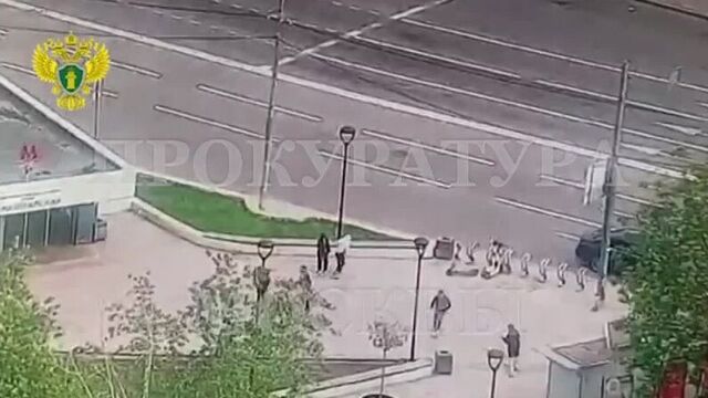 В москве два бухих мигранта жестоко избили двух подростков