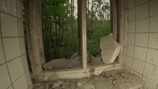 Дикари в заброшенном лагере в лесу. часть 1