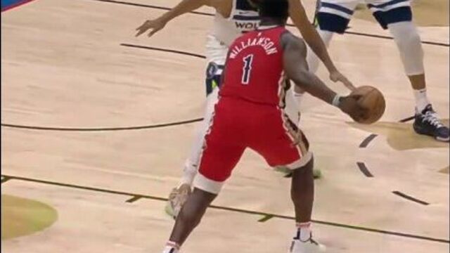 Зайон уильямсон забивает через плотную защиту, будто её и нет!