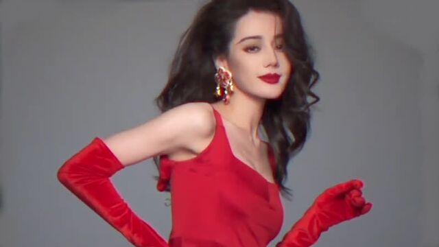 Дильраба дильмурат (dilraba dilmurat 迪丽热巴) в красном платье с кудрявыми волосами в стиле ретро