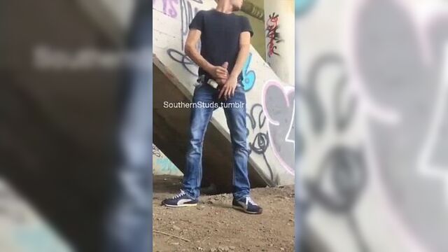 Дрочить в общественных местах - это не самки лускать, нах