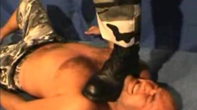 Раб и берцы, гей порно, украина, сотрудник беркут