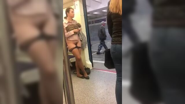 Голая девушка в метро
