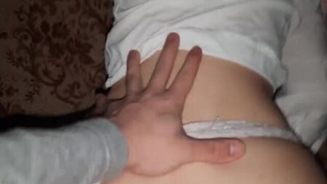 Ебет школьницу на вписке