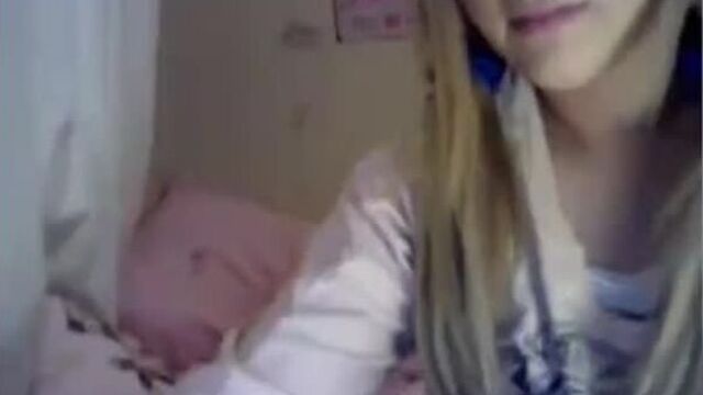 Слито _ малолетка показывает грудь на камеру, студентка голая, красотка показала