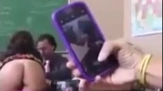 В классе ученица приспустила трусики и нагнулась к учителю...